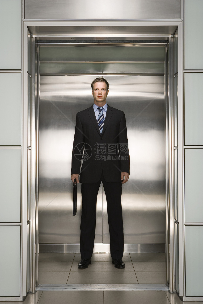 电梯的商务人士图片