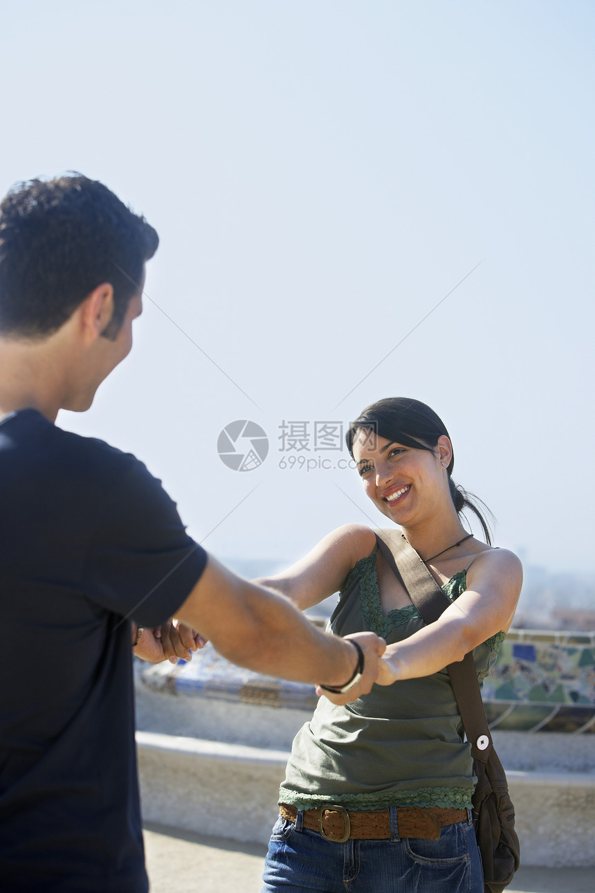 快乐的情侣棕色时间空闲休闲黑发女朋友关爱空格处头发伙计们图片