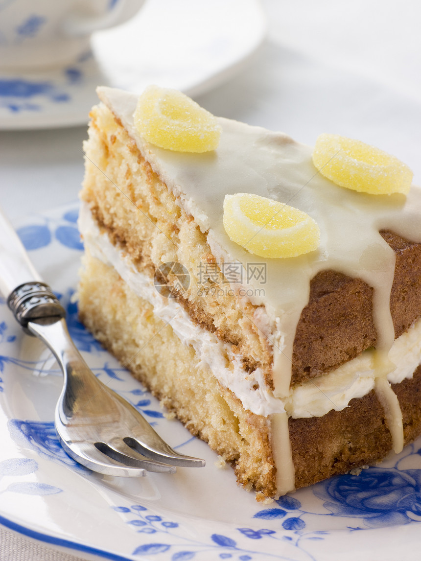 柠檬细雨蛋糕的切片图片