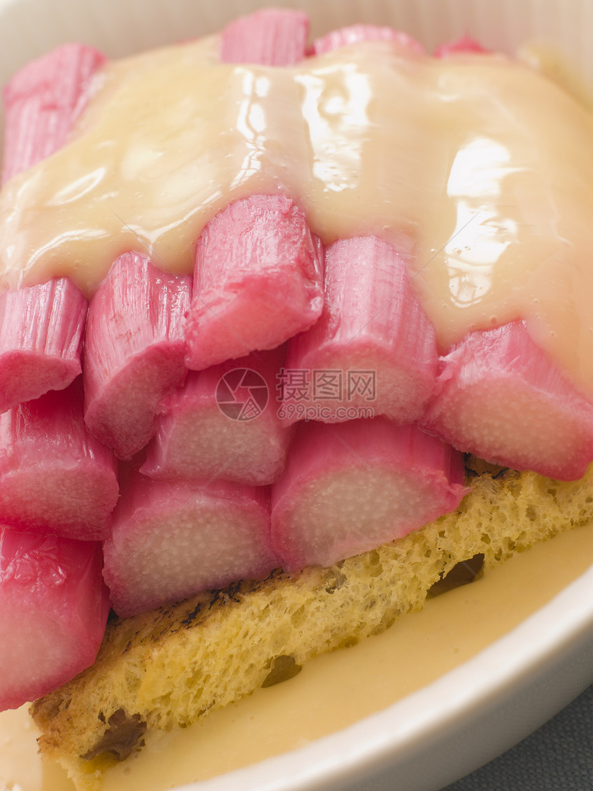 Rhubarb和Custard的碗 配有藏红花蛋糕图片