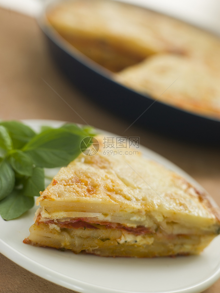 西班牙马铃薯和欧梅莱特肉馅食品盘子乳制品小吃生产午餐奶制品食物焦距图片