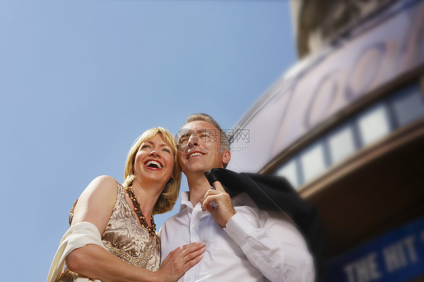 微笑的夫妇空闲娱乐蓝天天空乐趣女性成年人享受伙计们女士图片