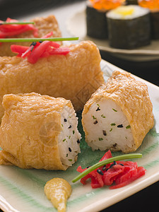 阳荷姜配有红采摘姜的寿司豆腐袋草药豆腐香料食物盘子食品美食背景