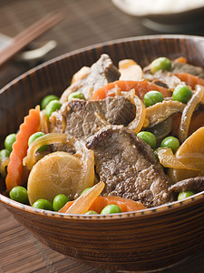 浸泡牛肉片和蔬菜酱油鱼片土豆生产萝卜牛肉食品美食高清图片