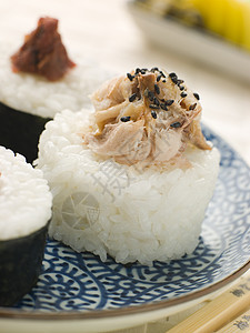 玛吉阿米配有烟雾麦片和阿米伯吉粘贴剂的寿司稻米球米饭影棚蒸食类工作室食品美食鲭鱼盘子光物熏制背景