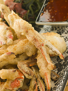 无蟹可及柔软壳壳螃蟹Temtura配着奇利酱和海藻沙拉背景
