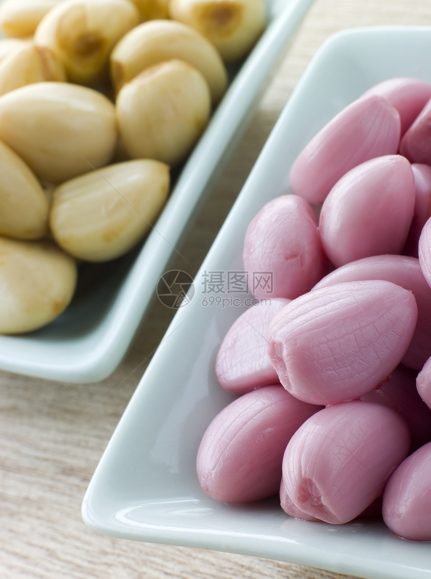 采摘大蒜的磁盘国际香料食物蒜瓣美食粉色草本植物草药食品盘子图片