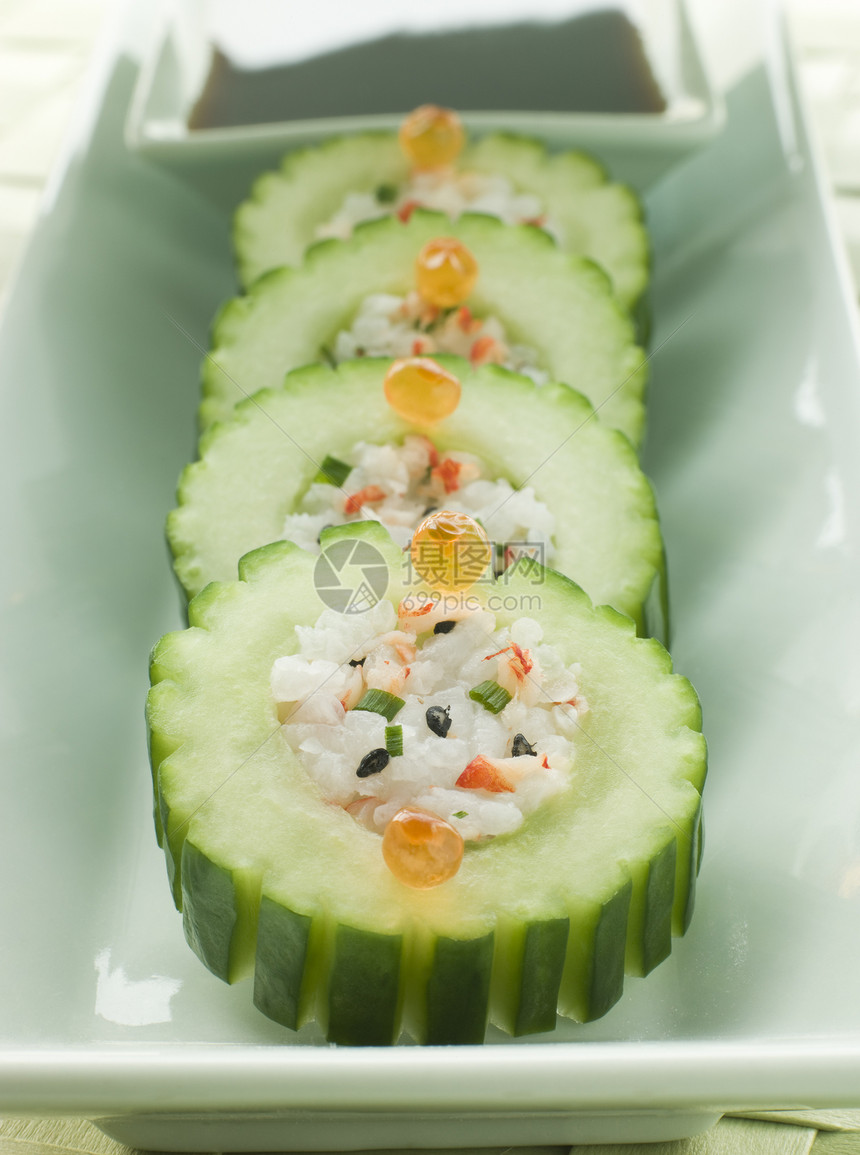 黄瓜寿司卷 配有龙虾和大豆盘子生产美食动物影棚小龙虾酱料鱼类鲑鱼子蔬菜图片