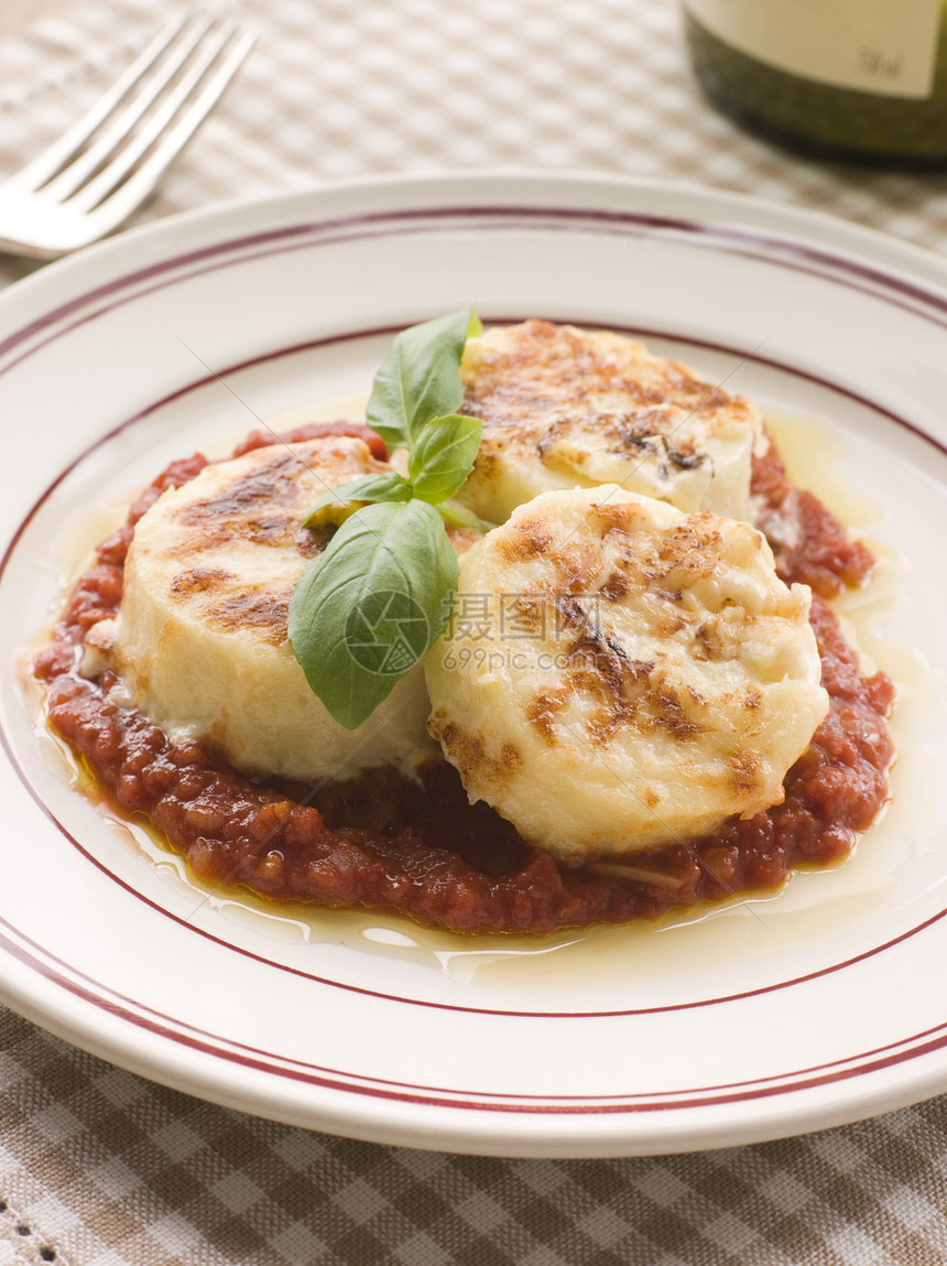 Gnocchi 配番茄酱的罗马语刀具厨房奶油美食牛奶食物盘子饺子影棚用具图片
