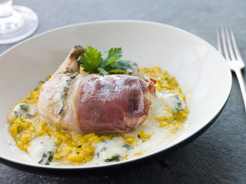 在Parma Ham用Gorgonzola奶酪和R包装鸡胸刀具胸部影棚草本植物视图摄影香菜厨房美食百里香图片