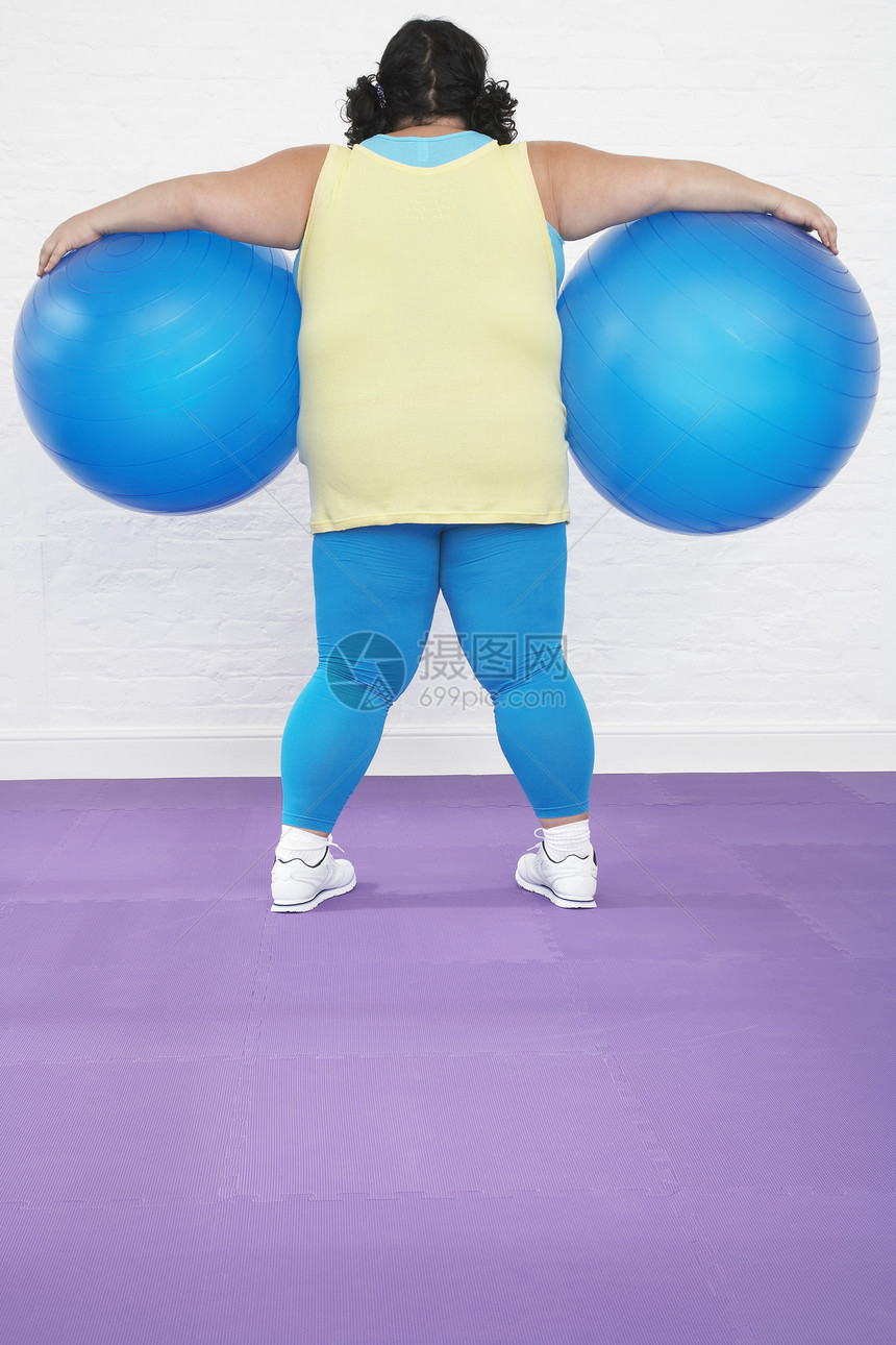 超重量女性充量操练球运动奉献器材体型精神全身能力成年人健身图片