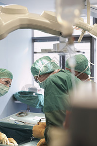 外科医生专注保健成年人卫生劳动伙计们女性医疗职业医院背景图片