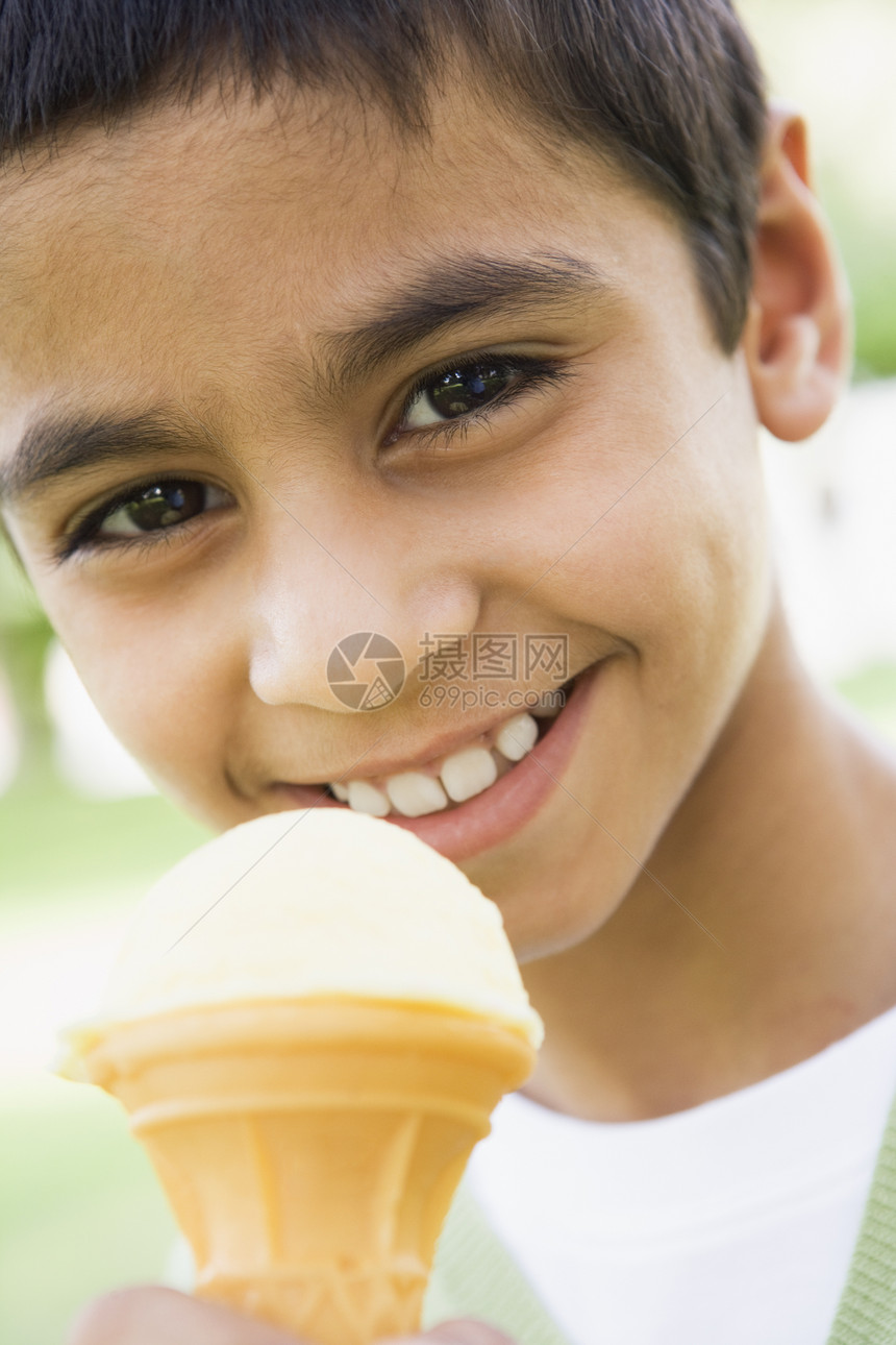 女孩户外吃冰淇淋和微笑的年轻女孩奶制品美食锥体孩子们小学生食品女性孩子甜点乳制品图片