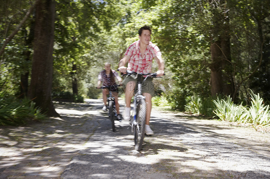 青少年在路上骑自行车图片