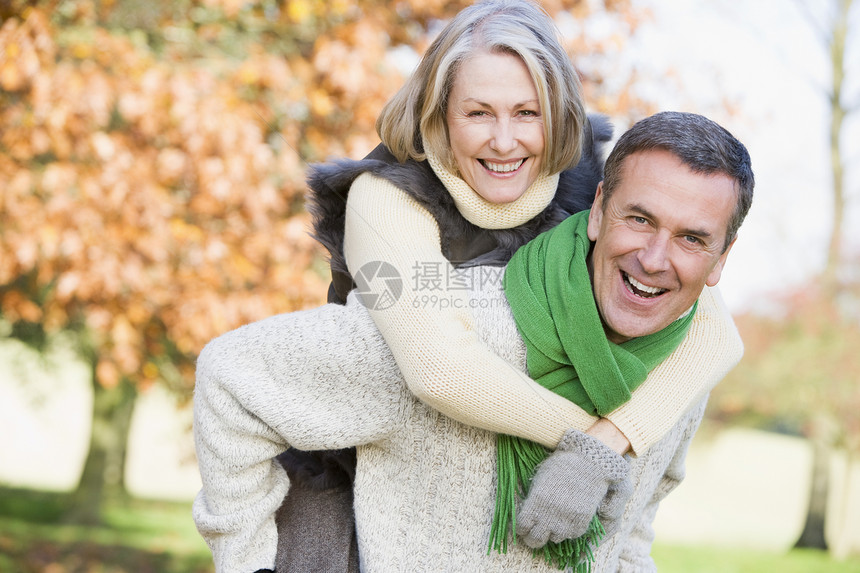 高年男子户外载着女人微笑女性夫妇情绪闺蜜男性老年情感幸福情侣老化图片