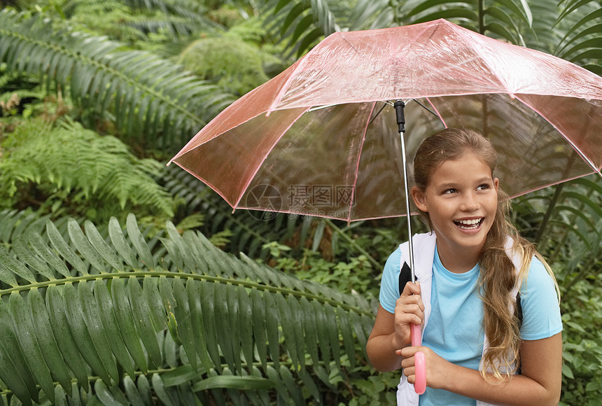 森林中女童拥有保护伞图片
