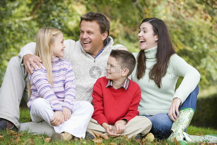 户外家庭在户外微笑父亲们身份情绪父亲丈夫爸爸情侣爸爸们女儿们四个人图片