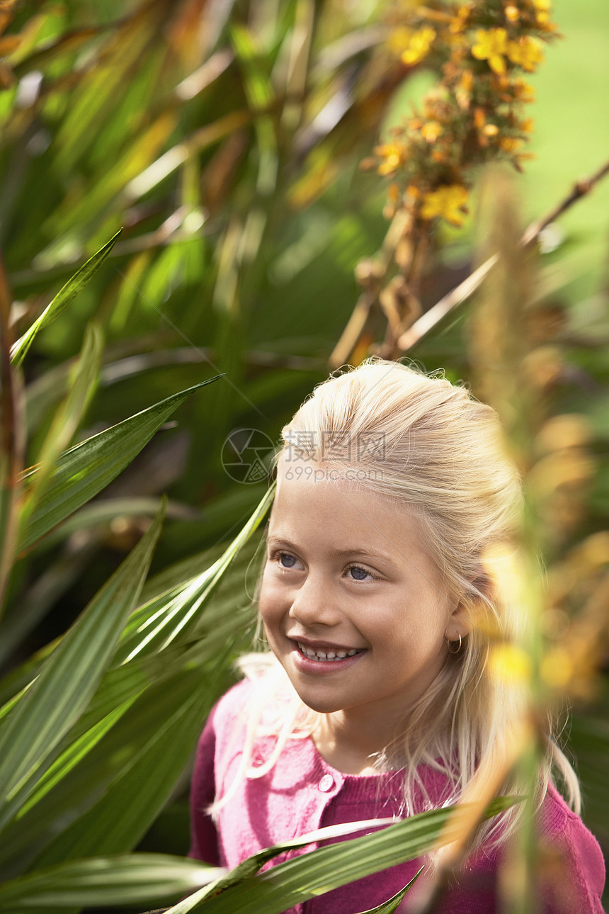 女孩看植物孩子们爆头女性青少年女孩们自然世界植被植物群生命孩子图片