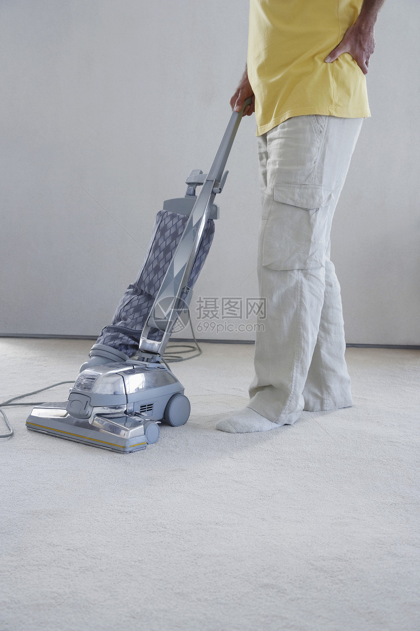 人打扫地毯家务成年人场景清洁度家庭生活家政身体职责一部分日常生活图片
