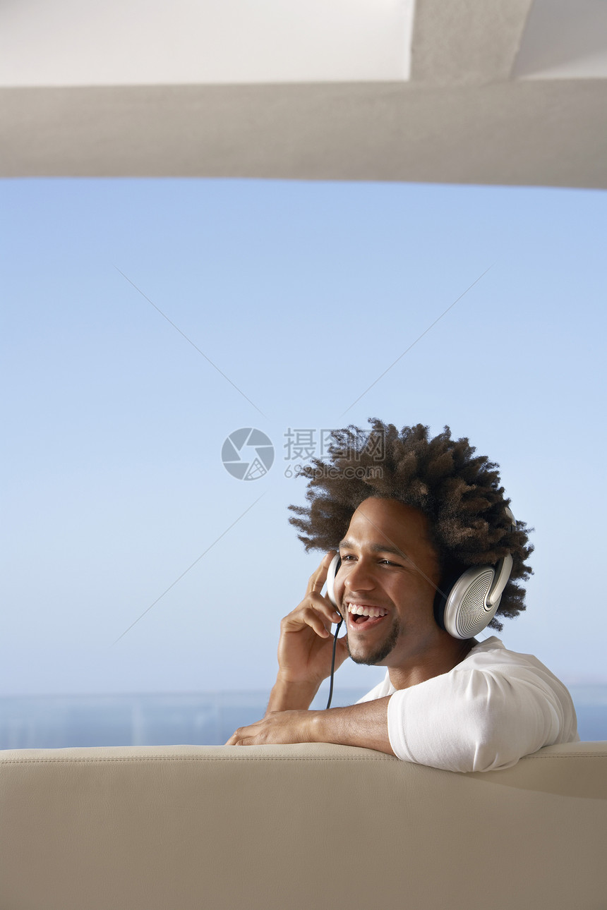 男人听耳机快乐音响种族发型非裔伙计们情感爆炸蓝天黑人图片