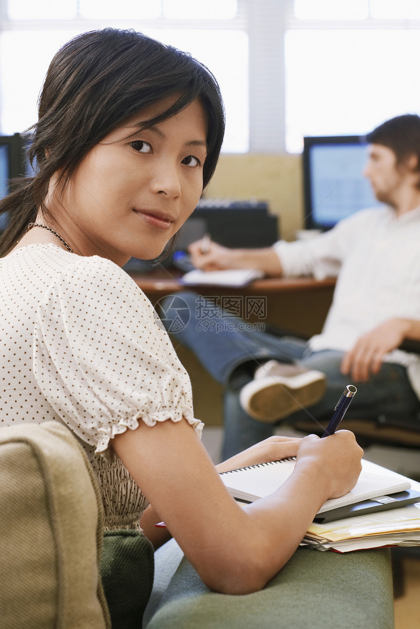 妇女谈话笔劳动衣服计算机服饰着装服装休闲服用户女性电脑图片