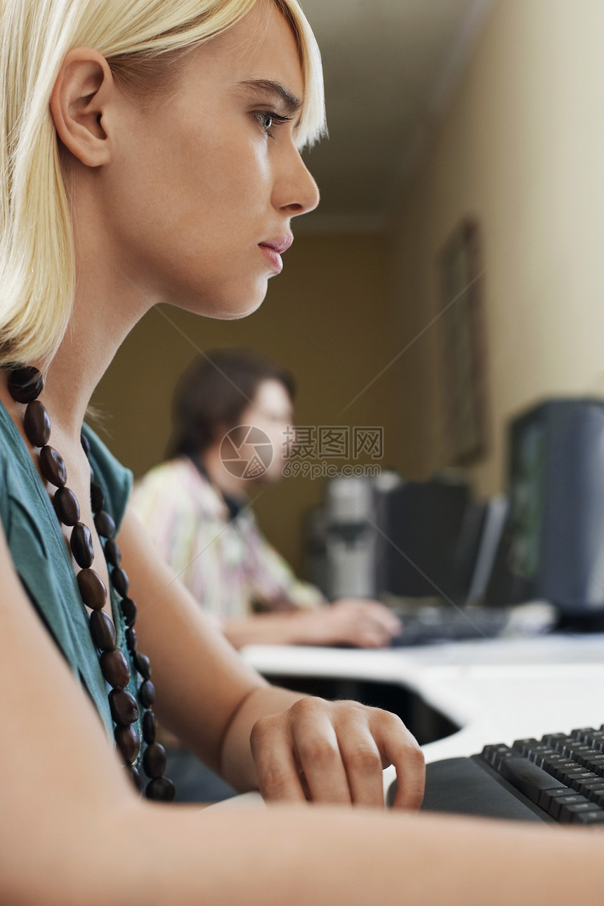 计算机实验室中的妇女图片
