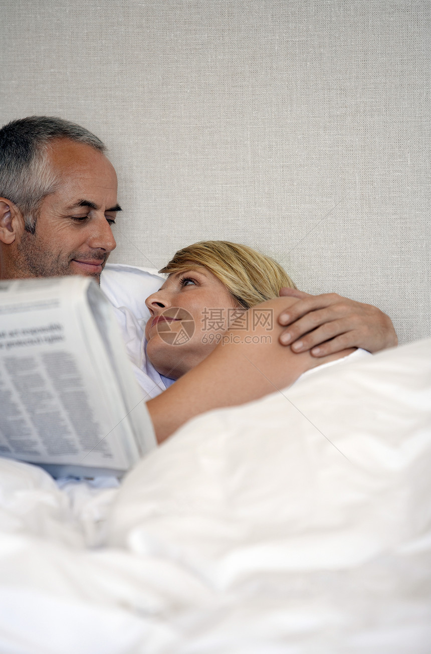 睡床上的情侣感情场景成年人家具卧室女性日常生活亲热家庭生活伙计们图片