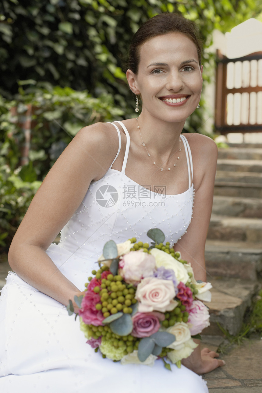 新娘控股包花束眼神半身美女装饰人像新郎风俗成年人风格图片