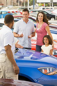 家庭跟推销员讨论新车高清图片
