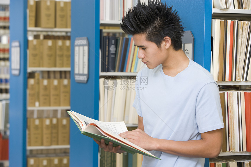 图书馆中大学生的阅读情况图片