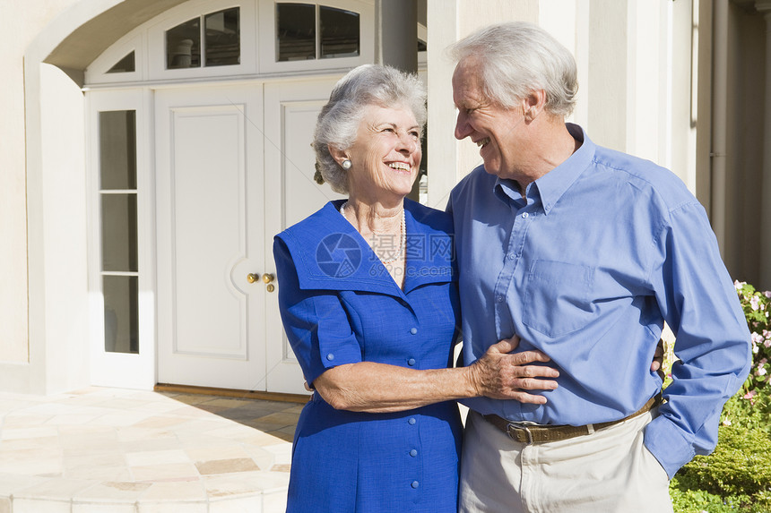 高龄夫妇在屋外站着养老金退休房子两个人祖父母友谊前门祖母微笑女性图片