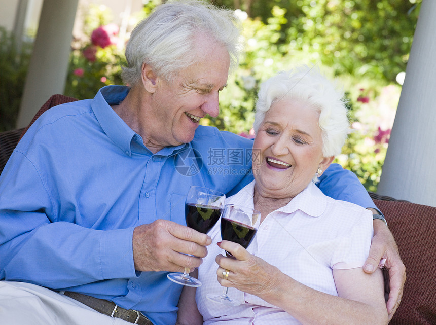 年长夫妇饮红酒女性男人妻子微笑丈夫女士祖父老人祖母玻璃图片