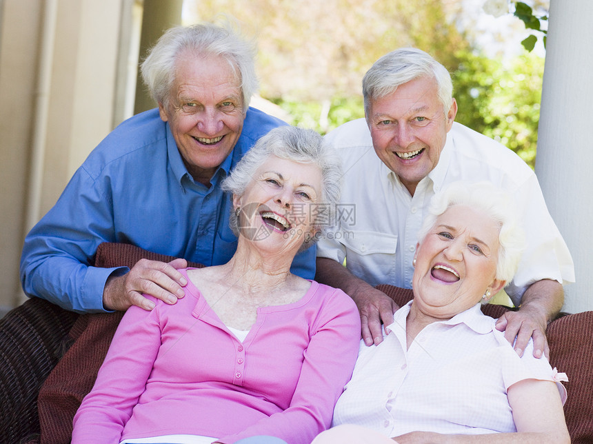 两名坐在户外的高级妇女坐在椅子上老年人老年人员台椅长者女性家具门廊庭院退休图片