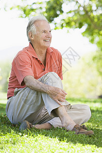坐在户外的高级男子欢乐相机男人喜悦成年男性大自然成人老年男士背景图片