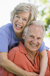 户外的老年夫妇人像人员伙伴退休背景图片