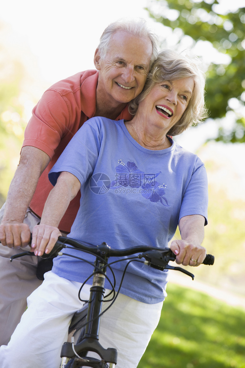 骑自行车的老年夫妇公园退休人员老年人女性伙伴男士图片