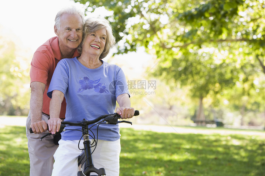 骑自行车的老年夫妇人员公园男士女性伙伴老年人退休图片