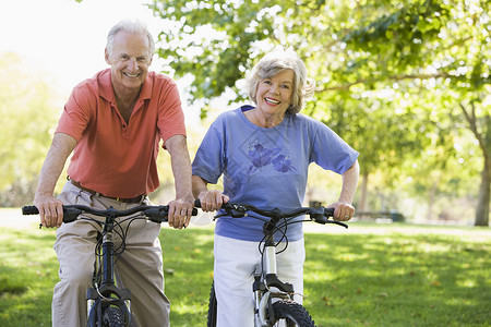 骑自行车的老年夫妇山地大自然男士背景图片