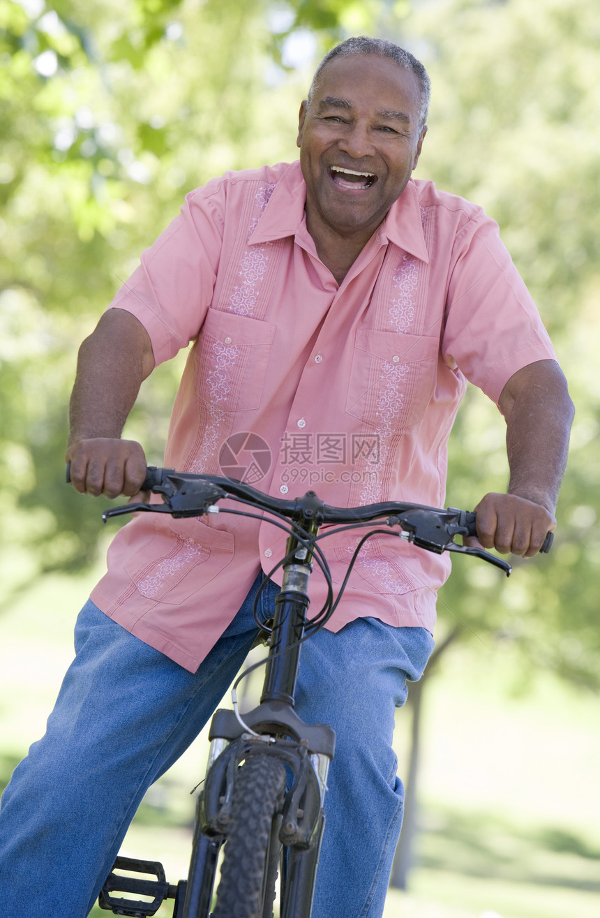骑自行车的资深男子老化成人体育成年人活动图片