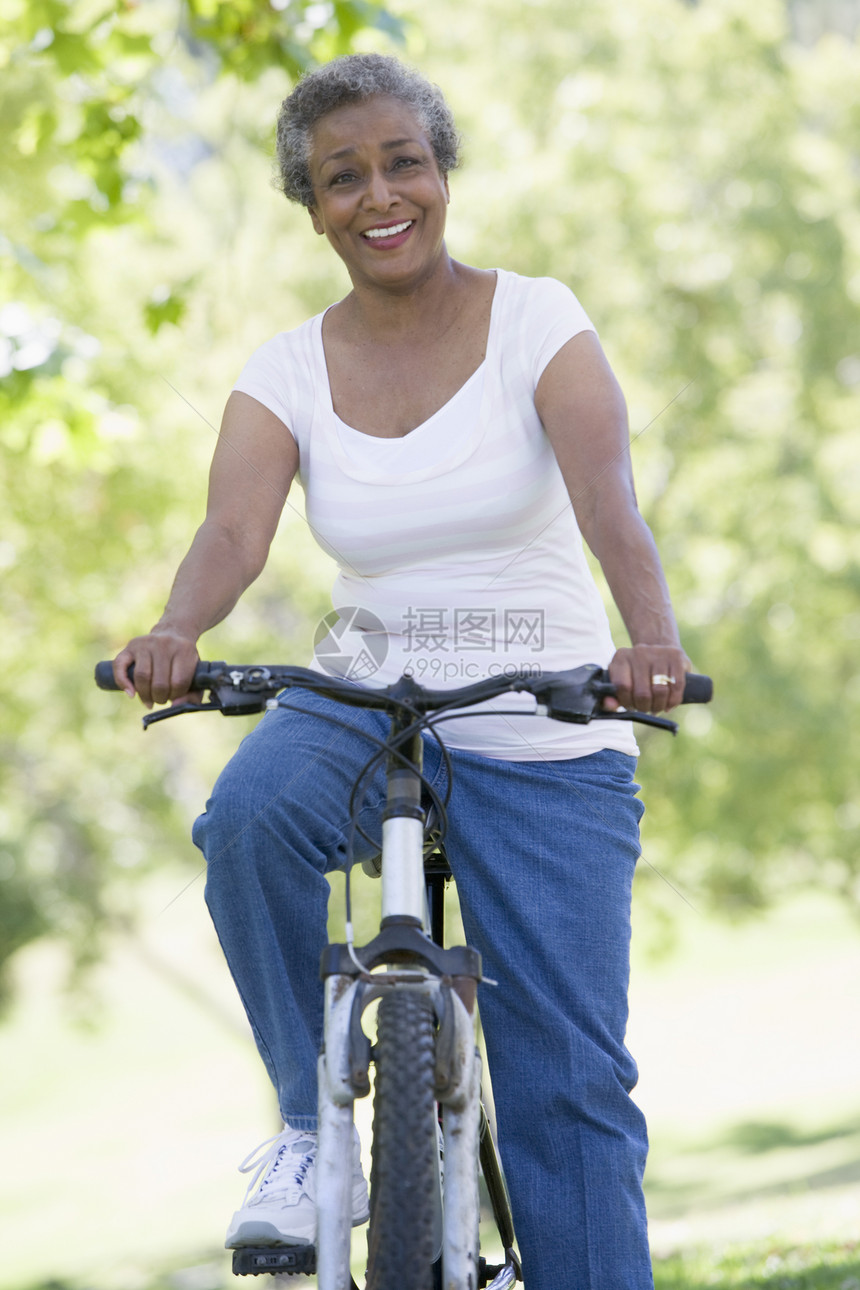 骑自行车的老年妇女老化休闲装休闲服体育成年人活动成人图片