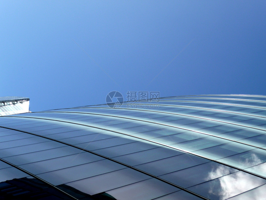 现代建筑上的玻璃窗反射蓝色反光建筑学玻璃天空图片