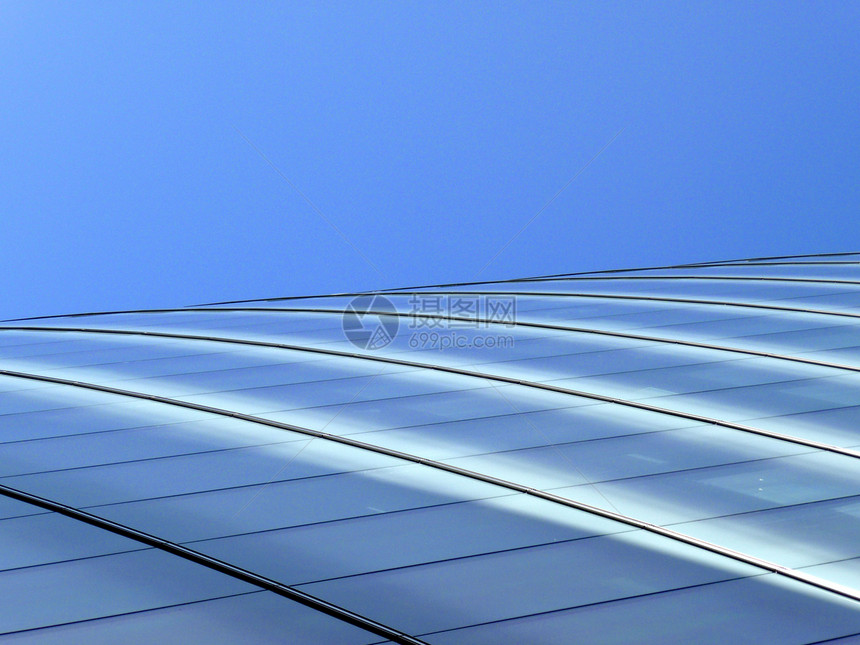 现代建筑上的玻璃窗建筑学玻璃反光天空蓝色图片