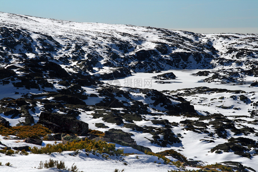 冬季风景蓝色山脉滑雪远足粉末天空冻结远景岩石顶峰图片