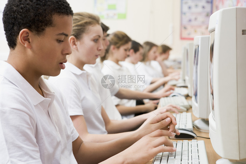 在计算机工作站工作的学生人数头发教室课堂同学们孩子孩子们班级棕色黑发电脑图片