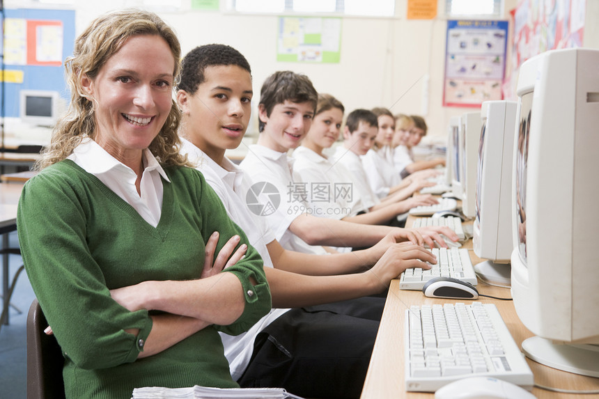 与教师一起在计算机工作站工作的学生人数孩子成年人成人棕色外表黑发教学人物班级孩子们图片