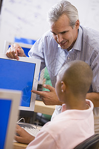 班级俱乐部计算机班男学生教师和男学生黑发着装休闲电脑电脑显示器服装视角成年人科学课堂背景