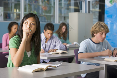 在地理班学习的学生人数 占作业女性背景朋友们教育多样性同学们休闲装班级教育性图片