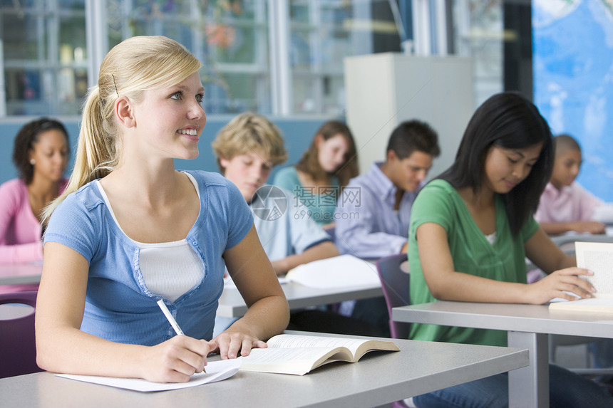 在地理班学习的学生人数 占休闲班级女性同学们课堂背景作业服装棕色教育图片