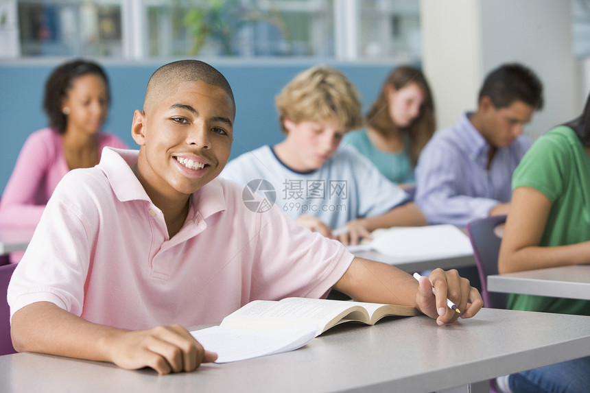 在地理班学习的学生人数 占教室休闲黑发外表休闲服朋友们教育种族族裔背景图片