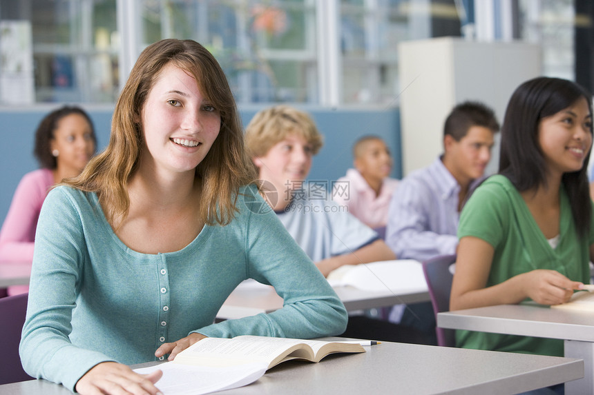 在地理班学习的学生人数 占女性多样性教育性朋友们休闲棕色课堂休闲服友谊背景图片